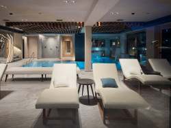 Odpočívárna s výhledem na sjezdovky ve spa hotelu Al Nin