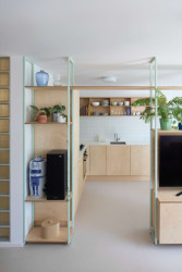 Statika dovolovala bourat některé příčky, a tak se přistoupilo ke změnám v dispozici. (Byt v paneláku od hurá studio)