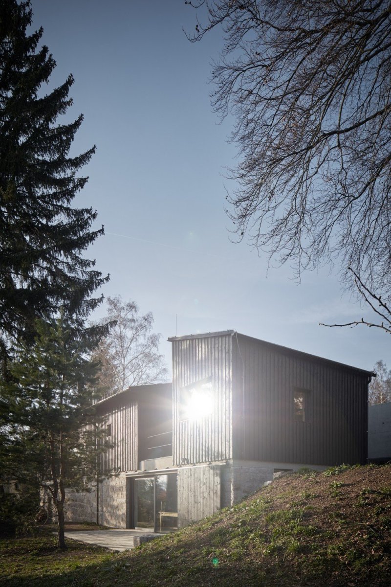Dům za zdí, Mjölk architekti