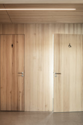 Jídelna podle návrhu Nikoly Tomkové rozšiřuje budovu základní školy ve Vyžlovce