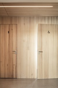 Jídelna podle návrhu Nikoly Tomkové rozšiřuje budovu základní školy ve Vyžlovce