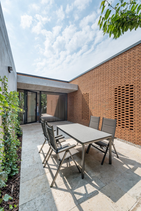 Dom s kamenným pátiom, Beef architekti