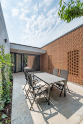 Dom s kamenným pátiom, Beef architekti