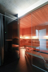 Uvnitř objektu najdete také malé wellness. Majitelé si přáli saunu se zázemím – odpočívárnou a toaletou. (Zahradní domek, Adam Lukačovič)