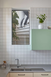 Rekonstrukce domu v Jindřichově Hradci od Matěje Šebka a Martina Petříka: Z kuchyně se dá okénkem prohlédnout do schodišťové haly.