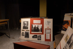 Mnoho příležitostí k archeologii – nástěnka v bývalém krytu CO. Akciová společnost První Českomoravská továrna na stroje byla založena už v roce 1871, rozrůstala se až do konce 20. století. Kolem roku 2000 však provozy začaly postupně bankrotovat. 