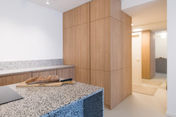 Interiérová designérka Diana Perknovská navrhla byt pro svou sestru, ve kterém se snoubí světlé barvy s přírodními materiály