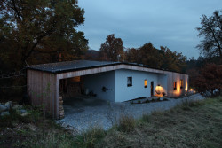 Prodesi/Domesi - Dřevostavba u Benešova: V horní části najdeme parkovací stání a sklad dřeva