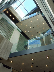 Uvnitř spojovacího traktu se vine mohutné betonové schodiště