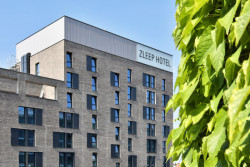 V pražských Jinonicích roste nová rezidenční čtvrť. Nabídne na 500 bytů, kancelářské prostory a občanskou vybavenost. (na obrázku Hotel Zleep)