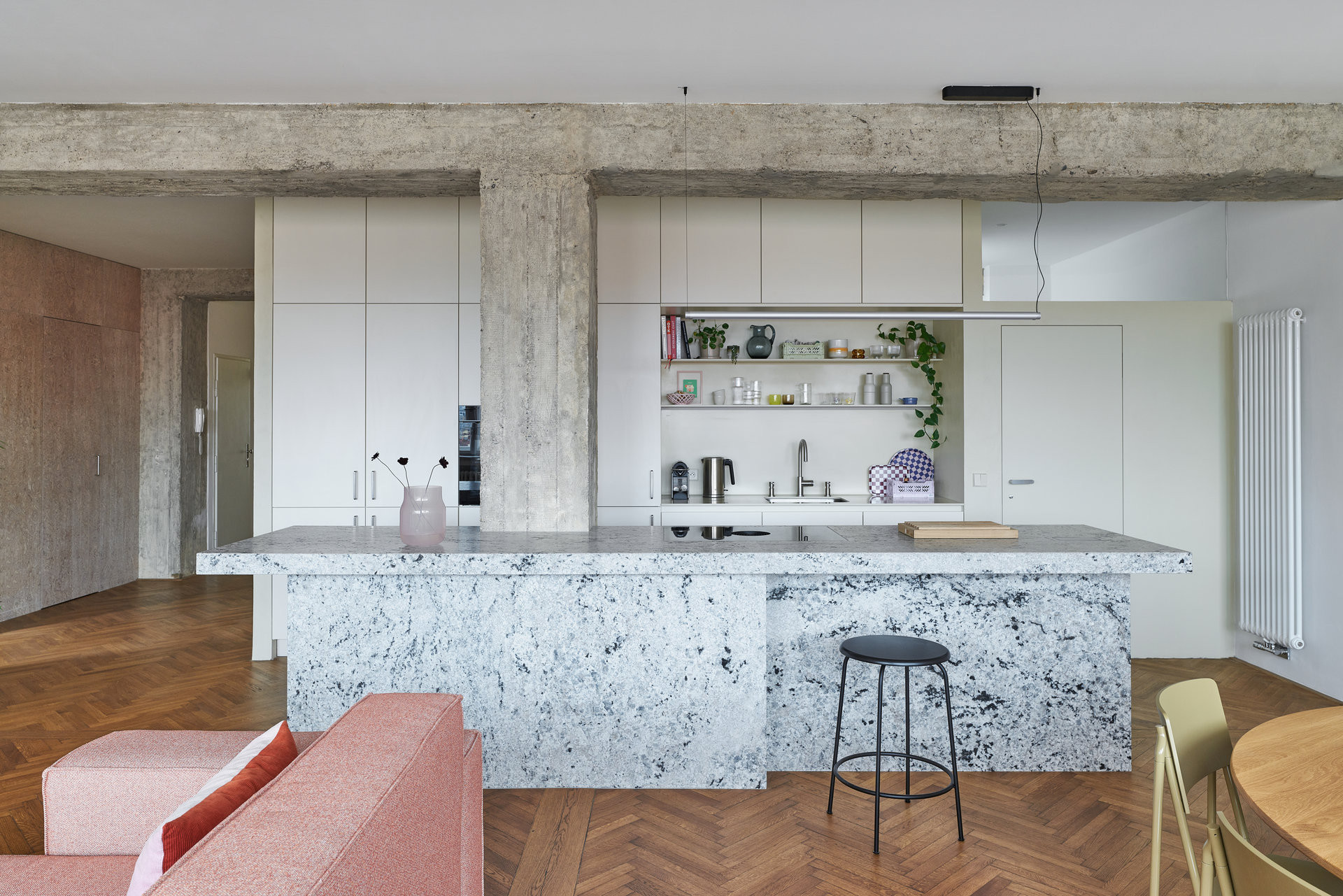 Kámen, dřevo, hrubý beton. Tento byt nabízí požitek pro zrak i hmat.