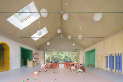 Vzdušný vnitřní prostor třídy (Domov pro seniory s mateřskou školou v Horních Jirčanech, ti architekti)