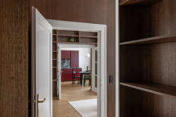 Denní zóna se po rekonstrukci otevřela a plynule propojuje kuchyň s obývacím pokojem. (Byt Mariánska v Bratislavě, NOIZ architekti)