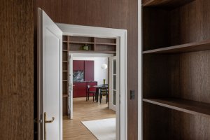 Denní zóna se po rekonstrukci otevřela a plynule propojuje kuchyň s obývacím pokojem. (Byt Mariánska v Bratislavě, NOIZ architekti)