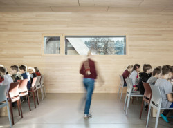 Jídelna podle návrhu Nikoly Tomkové rozšiřuje budovu základní školy ve Vyžlovce