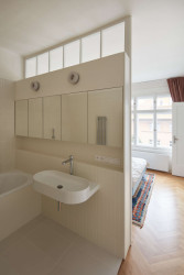 Ložnice má svou vlastní koupelnu. (Byt ve vile v Praze-Malvazinkách, Kateřina Hodková)