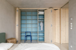 Nábytek na míru s originálními detaily (Víkendový dům nad přehradou, NOIZ architekti)