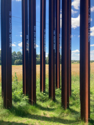 Památník Brána ke svobodě, kde se proti modré (rakouské) obloze vyjímají jména těch, jimž se stala touha po svobodě osudnou. Foto: Klára Koldová