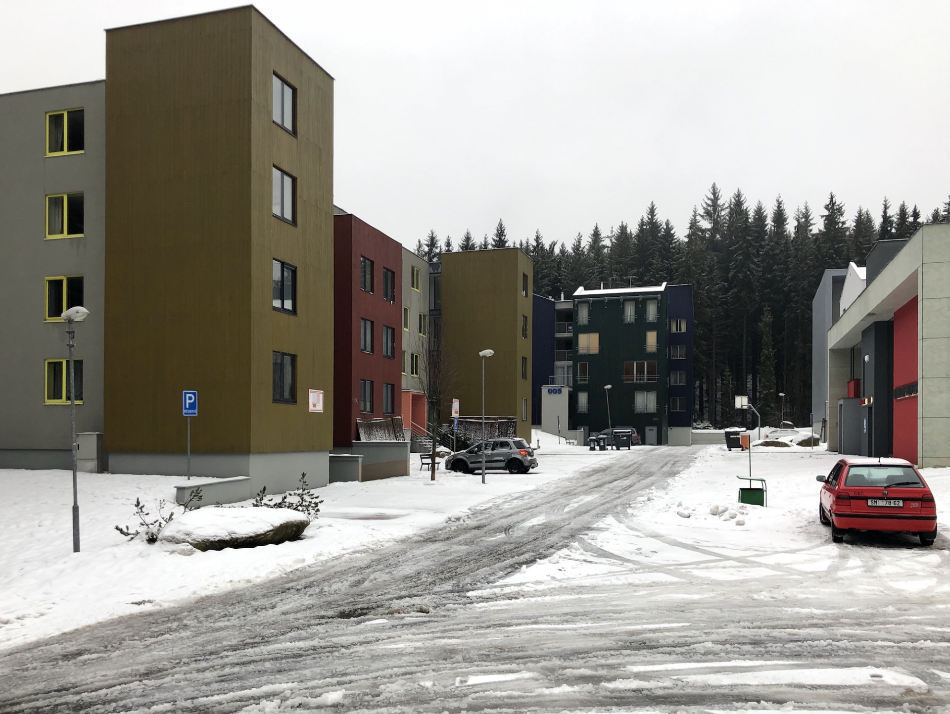 V areálu nových apartmánových domů se nachází další desítka starších staveb stejného využití - během týdne ale areál zeje prázdnotou... včetně sportovního a wellness centra