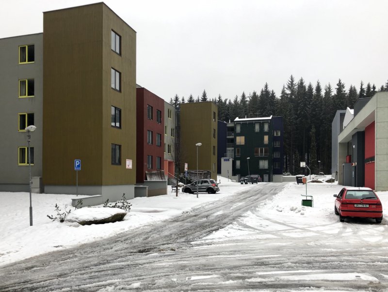 V areálu nových apartmánových domů se nachází další desítka starších staveb stejného využití - během týdne ale areál zeje prázdnotou... včetně sportovního a wellness centra