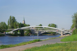 Slouží cyklistům a pěším.