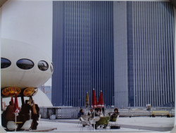 V roce 1968 došlo k umístění Futuro Housu u Centre of New Industries and Technologies v pařížské čtvrti La Défense.