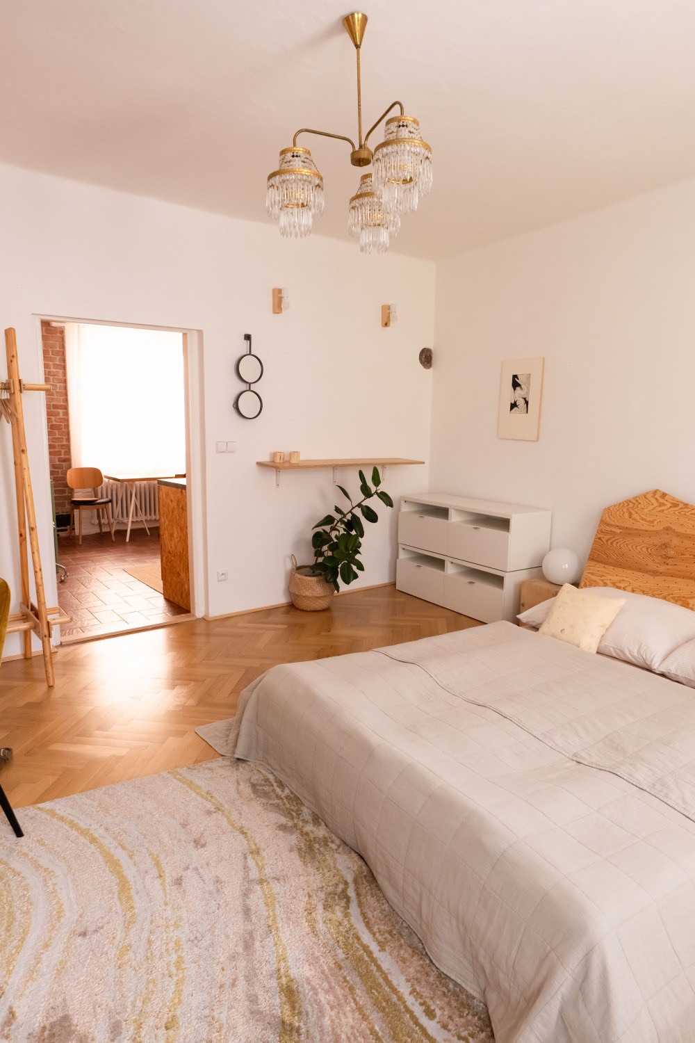 Casa Linum ve Zlíně je citlivě zrekonstruovaný dům, který propojuje původní historické prvky s autentickým současným bydlením. (Casa Linum; manželé Lochovi)