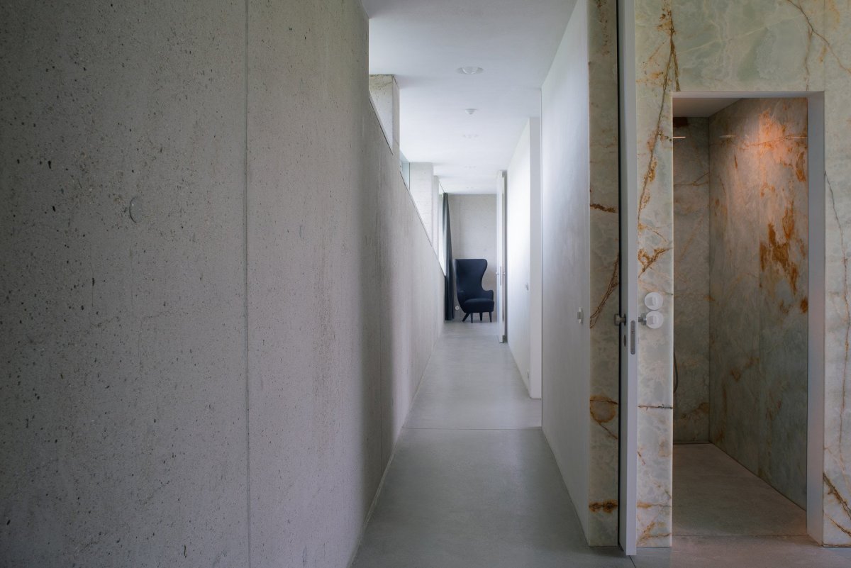 Pro koupelny byl zvolen onyx. (Vila za Prahou, Nacházel architekti)