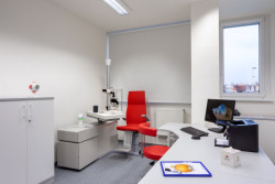 Kromě kancelářského vybavení dodávala společnost TOP OFFICE i nábytek na míru. (Vyšetřovna LEXUM v Praze)