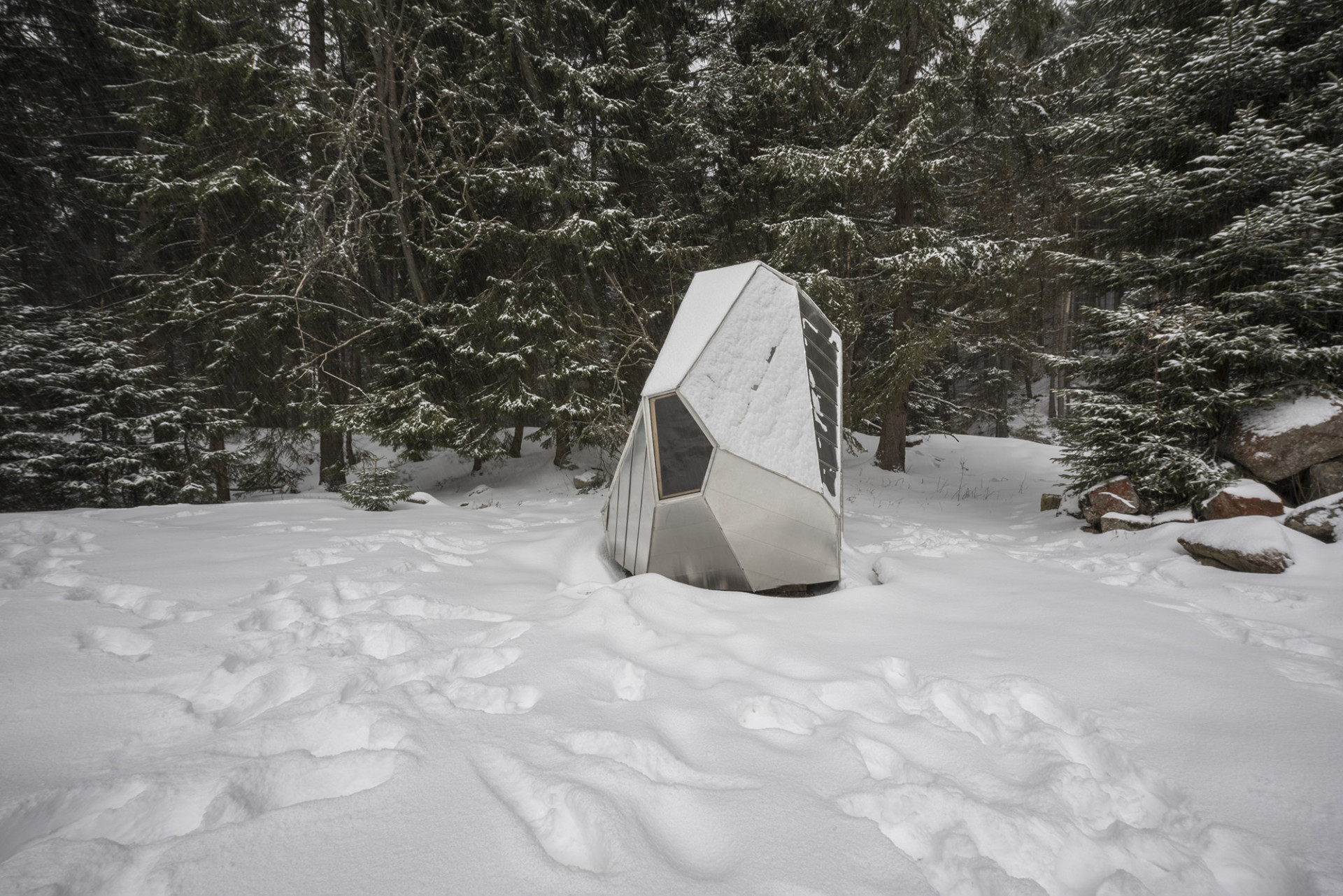 Útulna Kømen v Krkonoších – Dalibor Hlaváček, Martin Čeněk, Julie Kopecká, & tým studentů FA ČVUT