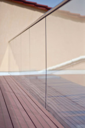 Exteriérové celoskleněné zábradlí. Zábradlí obou pater venkovních teras bylo zvoleno s celoskleněnou výplní s čirým sklem a nerezovým madlem. Nebylo zde možné klasické kotvení pomocí kotvících bočních puků, a proto bylo zvoleno řešení pomocí kotvících terčů, které měly spoji specifickou vnitřní konstrukci. Zábradelní skleněná výplň na první pohled simuluje kotvící systém, ale v podstatě je zapuštěná. „I přestože montáž venkovního zábradlí probíhala až v prosincových dnech a šlo o nejnáročnější část naší montáže, požadovaný termín jsme stihli,“ uzavírá produkt manažerka Martina Vičarová - foto