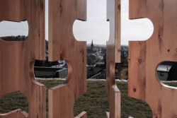 Na pokoje venku navazuje ochoz krytý přesahem střechy