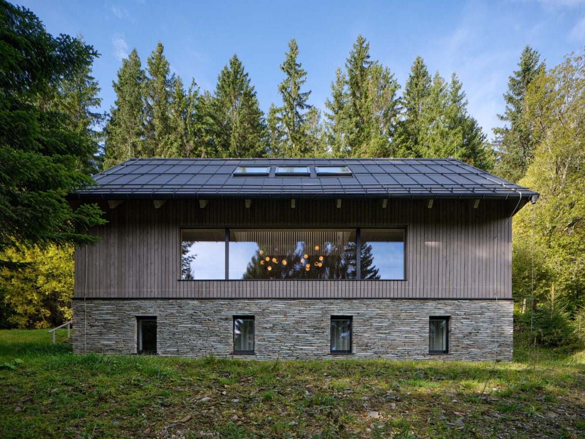 Pásové okno propouští do interiéru více světla, než by zvládla jednotlivá malá okna. (Chalupa Na Kukačkách; edit! architects)