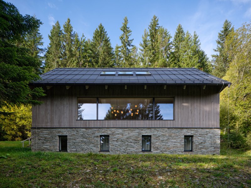 Pásové okno propouští do interiéru více světla, než by zvládla jednotlivá malá okna. (Chalupa Na Kukačkách; edit! architects)