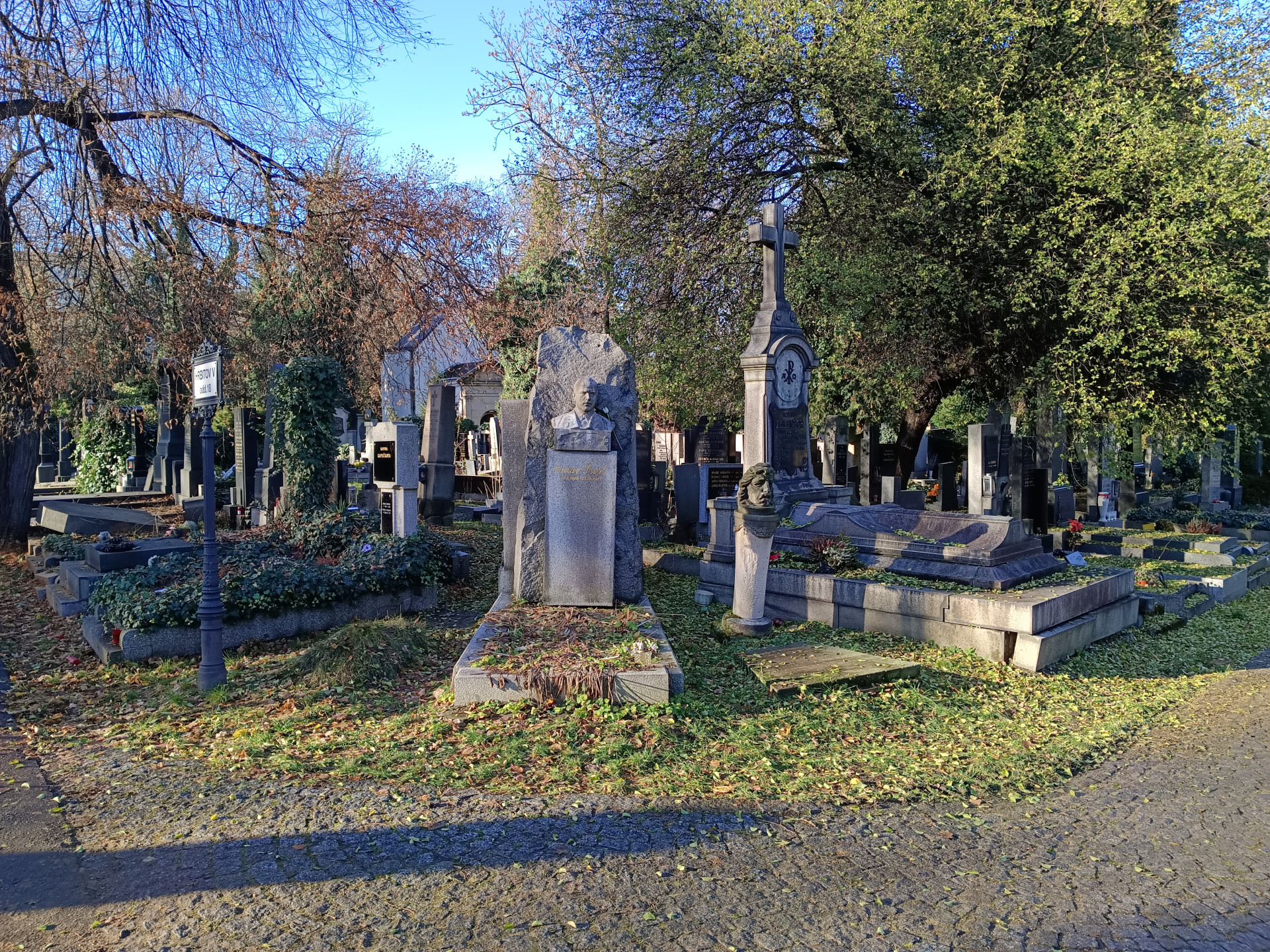 Do 15. 2. 2024 je možné posílat návrhy do soutěže o nový orientační systém a mobiliář na pražských hřbitovech.