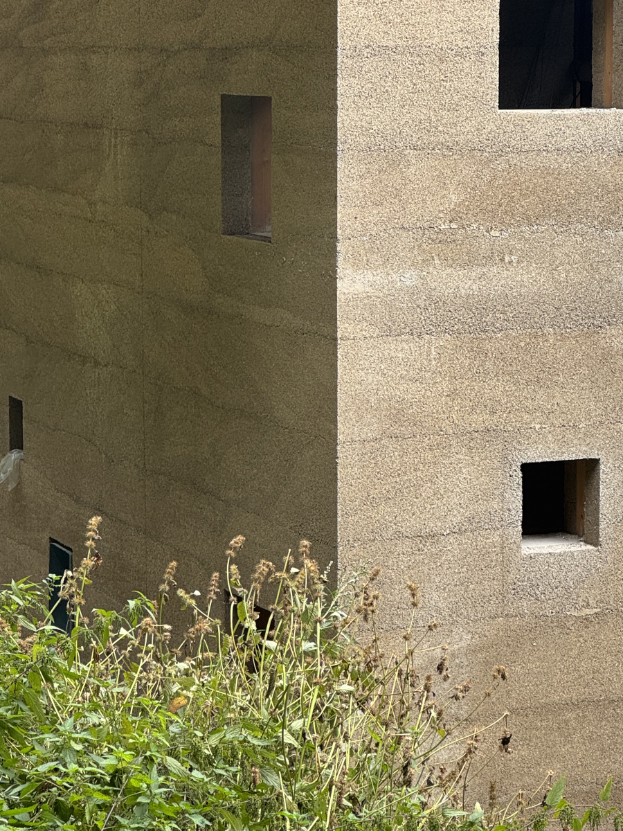 Chata Jahodina pro Ligu lesní moudrosti - detail konopného betonu