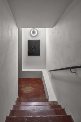 Interiér Galerie Karpuchina v Praze od studia Plus One Architects