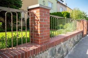 Cihelné zídky postavené z tradičních cihel z Cihelny Kadaň vytváří reprezentativní vstupní prostor, ladící s architekturou domu.