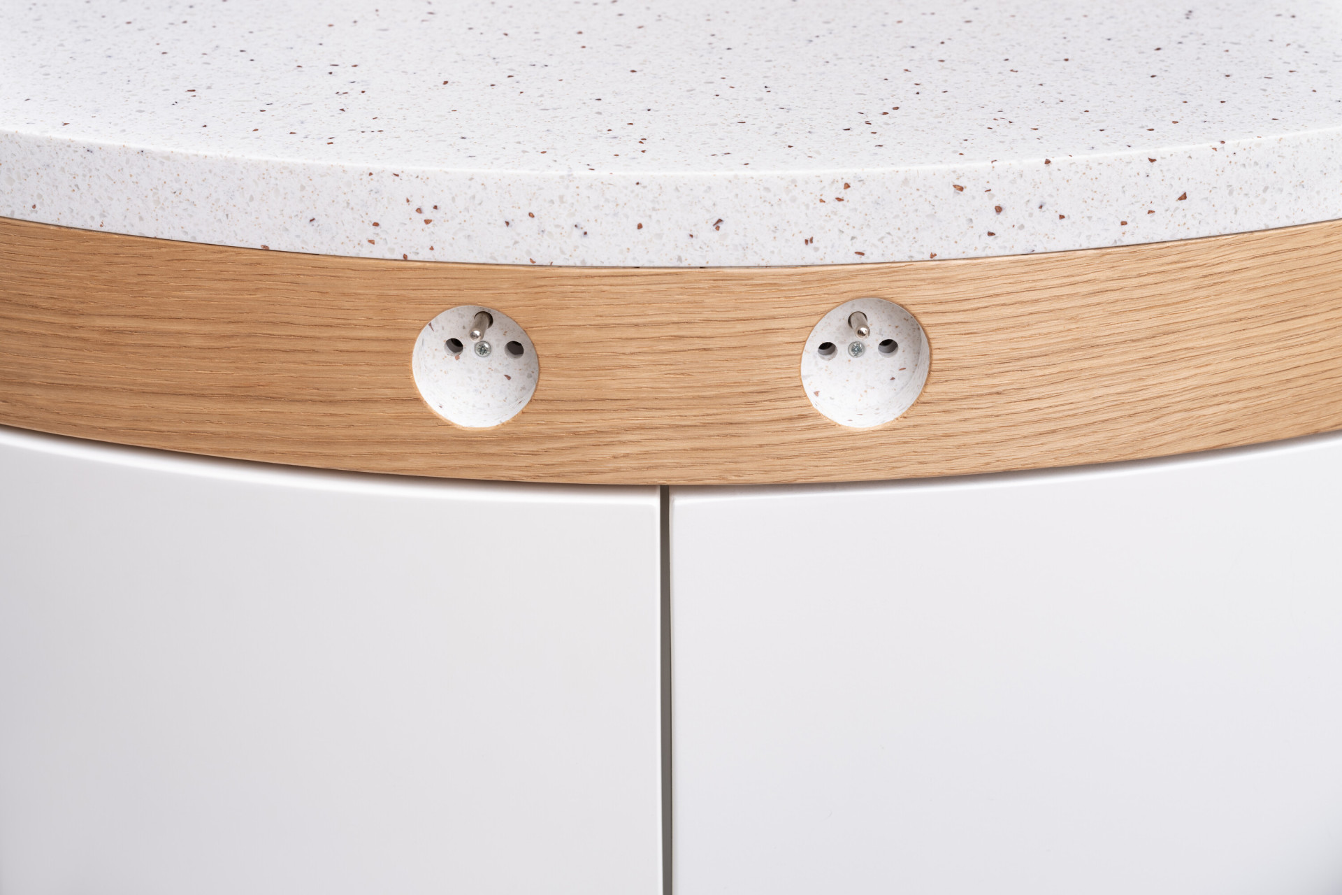 Kuchyňský ostrůvek obestupuje pódium, pod kterým je skrytá technická infrastruktura