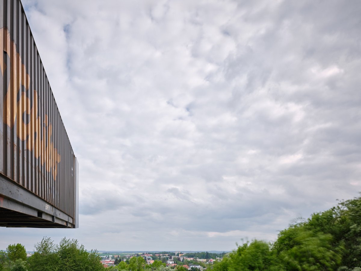 Cíle cest je projekt města Litomyšl. Jsou to drobné intervence do krajiny od architektů. (Rozhledna na Litomyšl, atelier-r)
