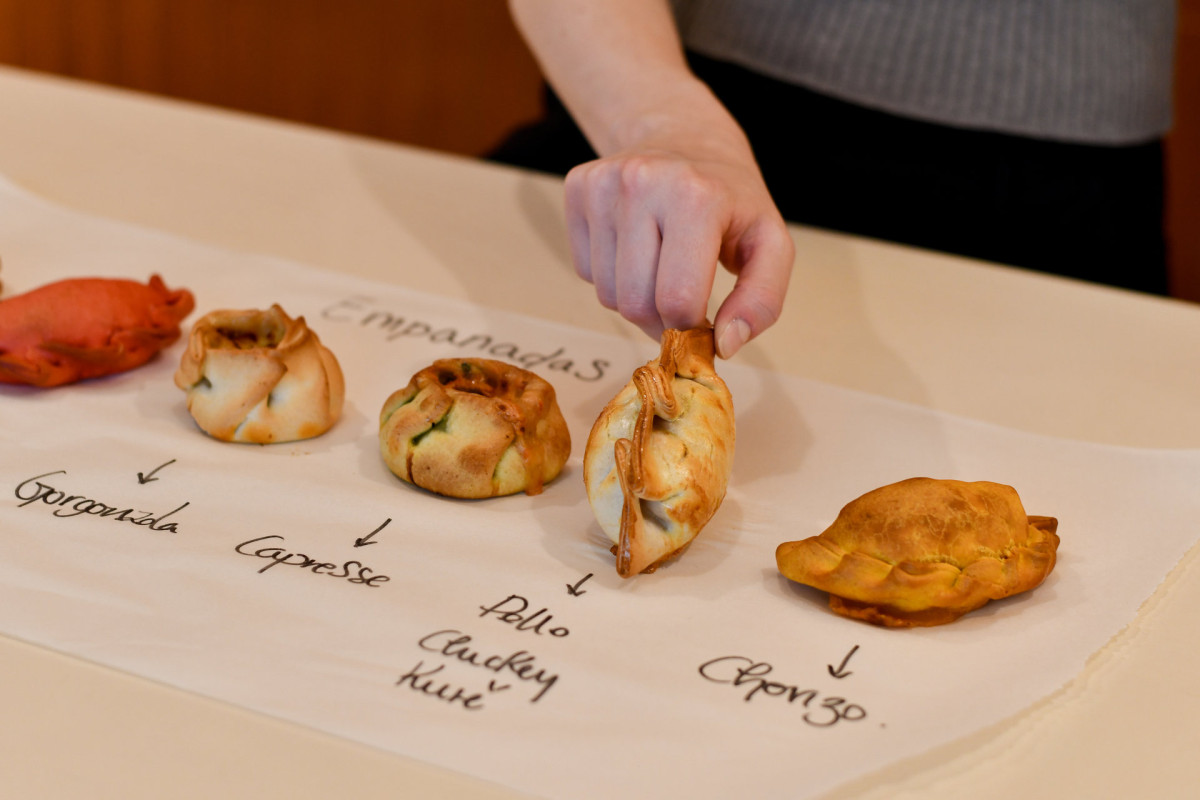Muna je ideálním místem pro klidné posezení u výběrové kávy i ochutnávku medialunas – argentinské speciality připomínající croissant, která je však měkčí a sladší. Její klidná, současná estetika přitahuje jak místní hledající únik od ruchu města, tak návštěvníky, kteří chtějí poznat pomalejší a klidnější tvář Prahy.