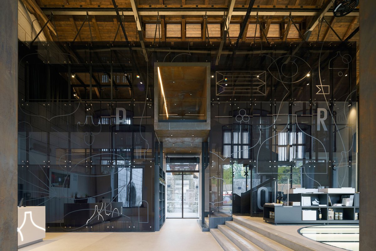Interiér návštěvnického centra Portál - na snímku vložené schodiště (Port 1560, Domy Architects)