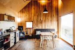 Tři domky v CHKO Šumava od Sokoban studio