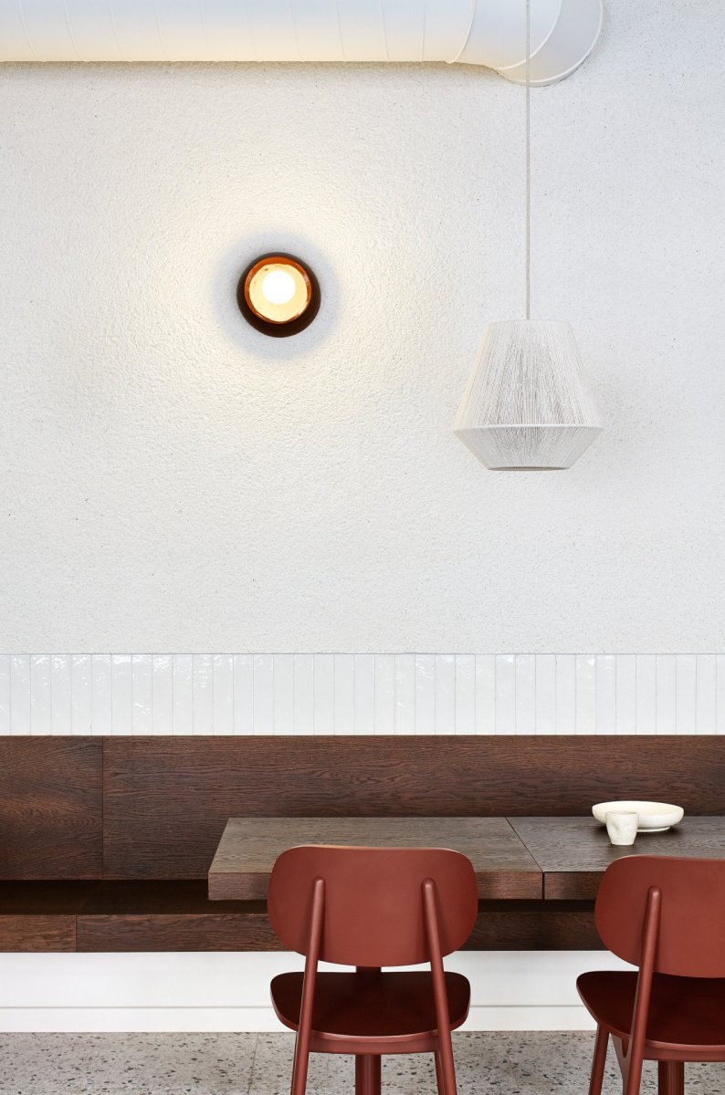 Dlouhá lavice nabízí příjemné sezení, kterému autorka přezdívá „lounge“. (Mezi Srnky, Markéta Bromová Architekti)