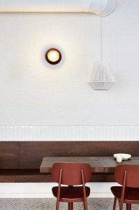 Dlouhá lavice nabízí příjemné sezení, kterému autorka přezdívá „lounge“. (Mezi Srnky, Markéta Bromová Architekti)