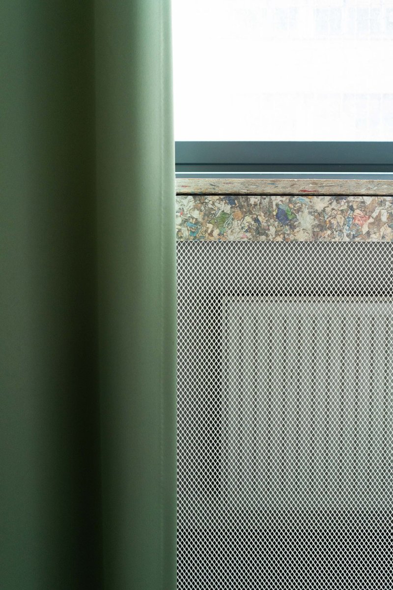Pro parapety a některý nábytek byl zase využit materiál ze slisovaných nápojových kartonů. (Kanceláře právnické firmy Rowan Legal, ateliér HRA)