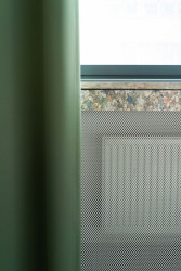 Pro parapety a některý nábytek byl zase využit materiál ze slisovaných nápojových kartonů. (Kanceláře právnické firmy Rowan Legal, ateliér HRA)