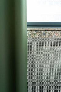 Pro parapety a některý nábytek byl zase využit materiál ze slisovaných nápojových kartonů. (Kanceláře právnické firmy Rowan Legal, ateliér HRA)
