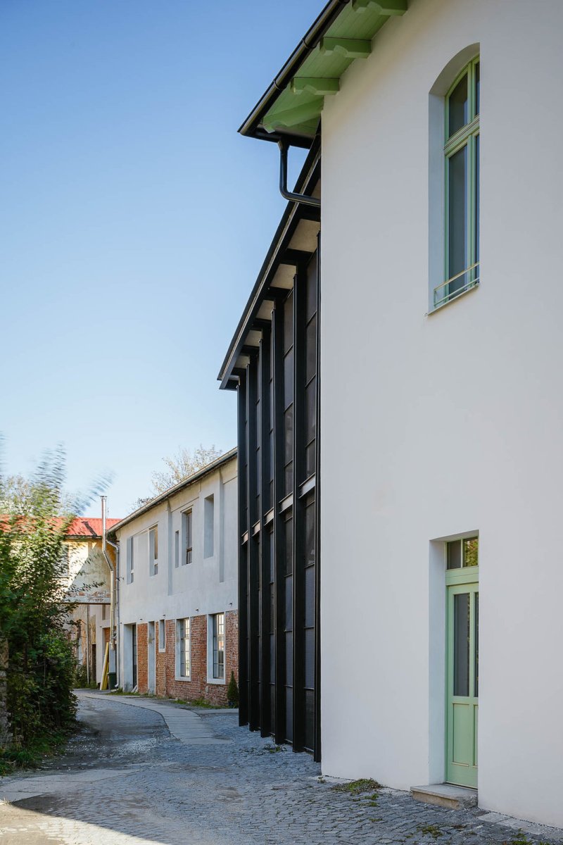 Zelená je také na nových dřevěných oknech nebo dveřích. (Komunitní centrum ve Strakonicích, Ateliér VAS)