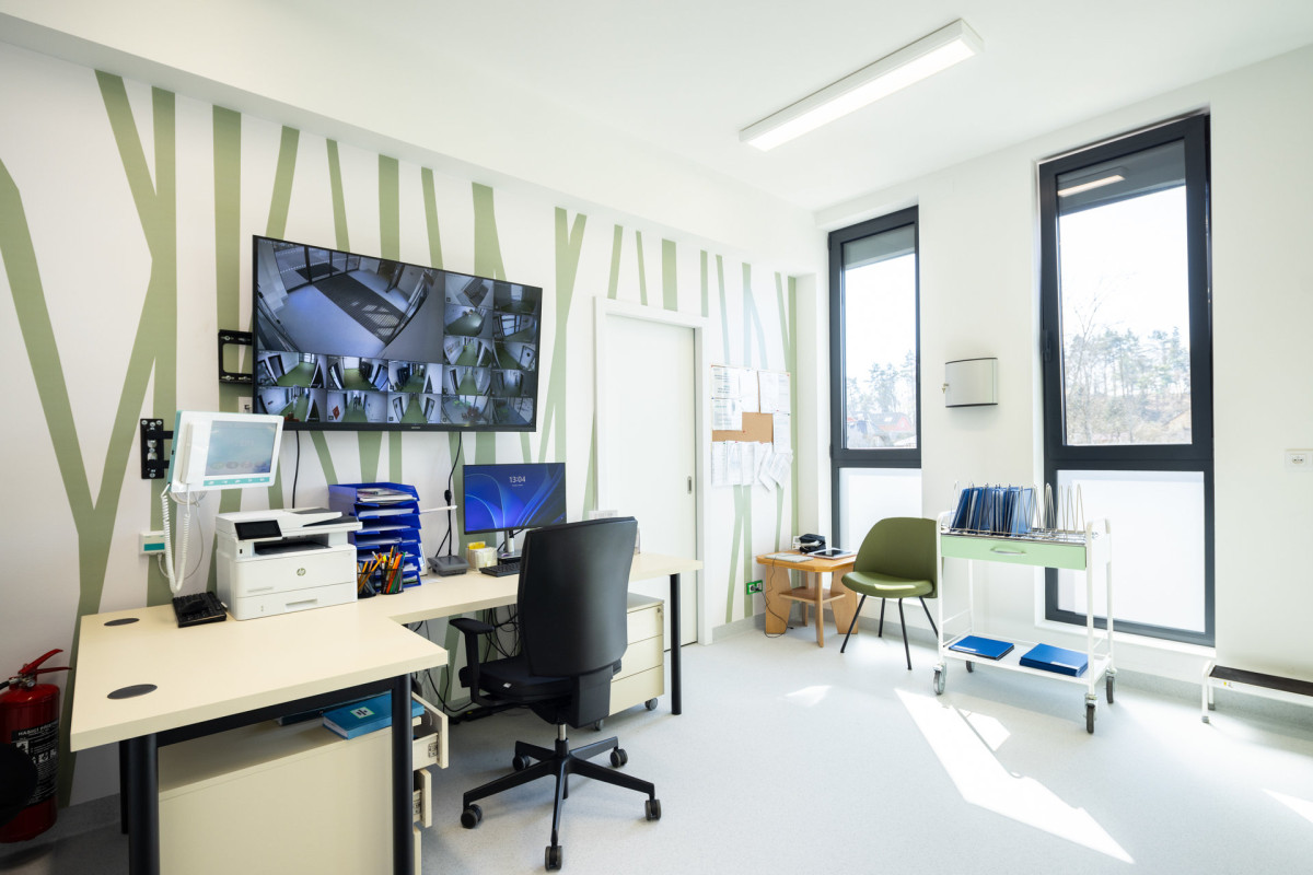 Zázemí lékařů (Pavilon psychiatrie v Ostrově od KOMA MODULAR; interiéry petit atelier)